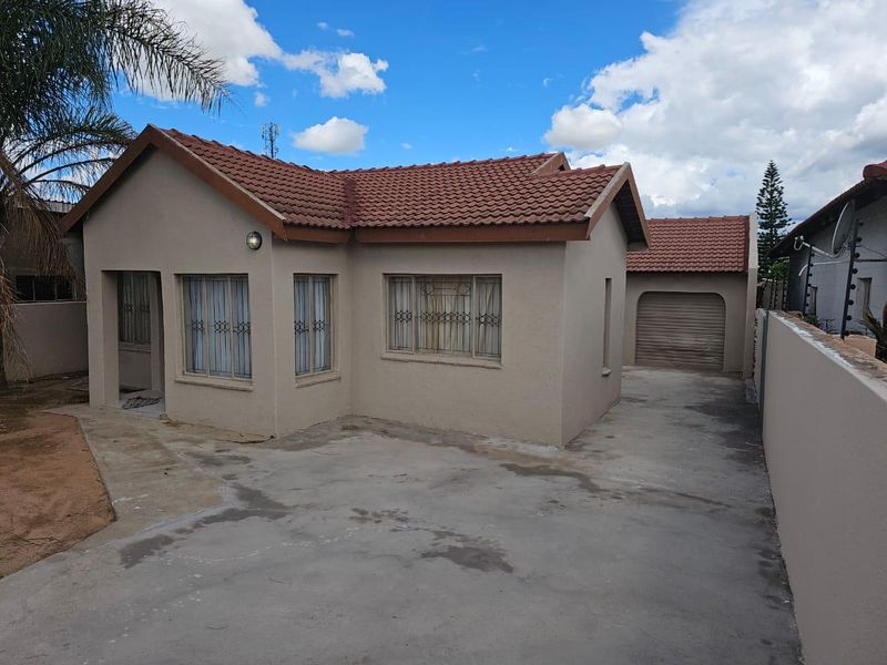 Neat 3-Bedroom Home with Outside Room & Garage – Seshego Zone 5 - Photo 5