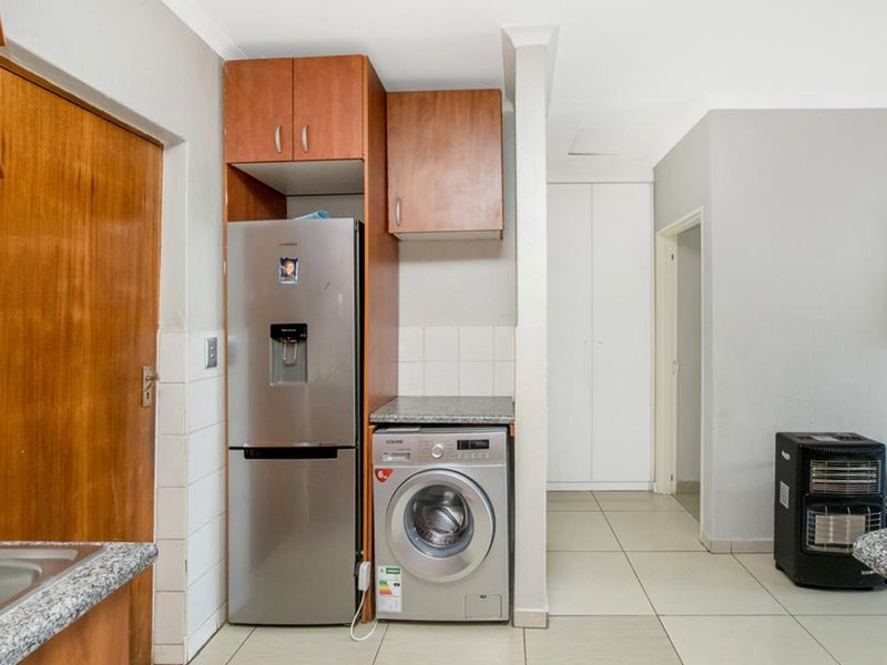 Neat 2 bedroom 1 bathroom unit for sale in Honey Park Roodepoort - Photo 7