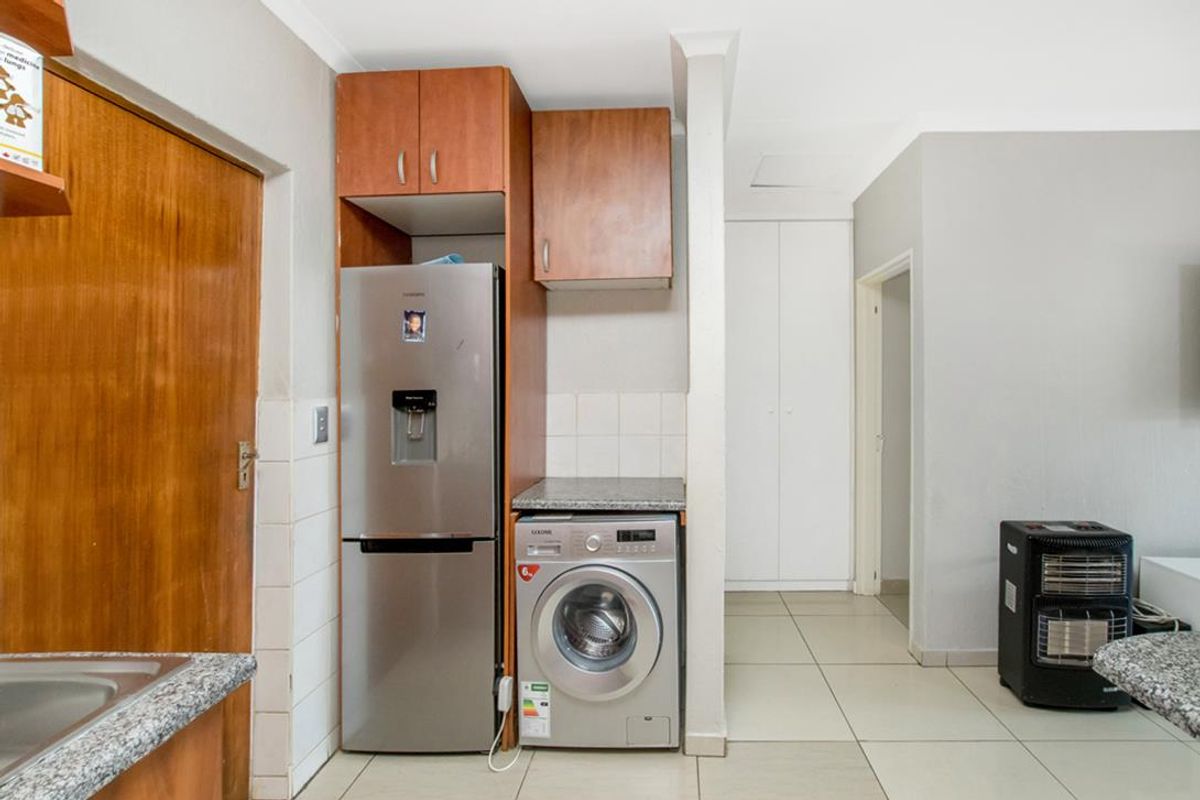 Neat 2 bedroom 1 bathroom unit for sale in Honey Park Roodepoort - Photo 5