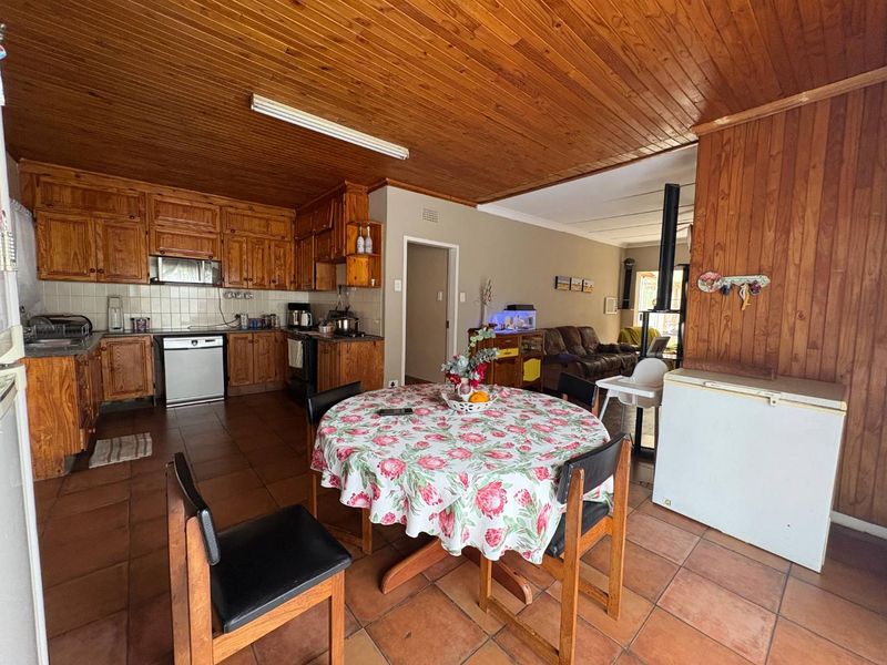 Charming 3-Bedroom Home with Lush Garden & Pool in Rothdene - Photo 8