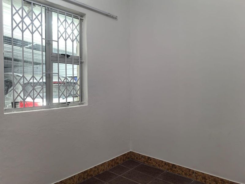 Inviting 2 Bedroom Rental in Chatsworth Central - Photo 4
