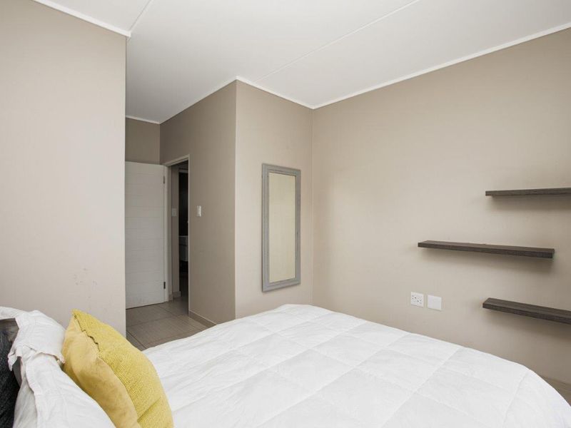 Experience Unparalleled Luxury and Security in Our Upmarket Penthouse Apartment with Gorgeous Views - Photo 9