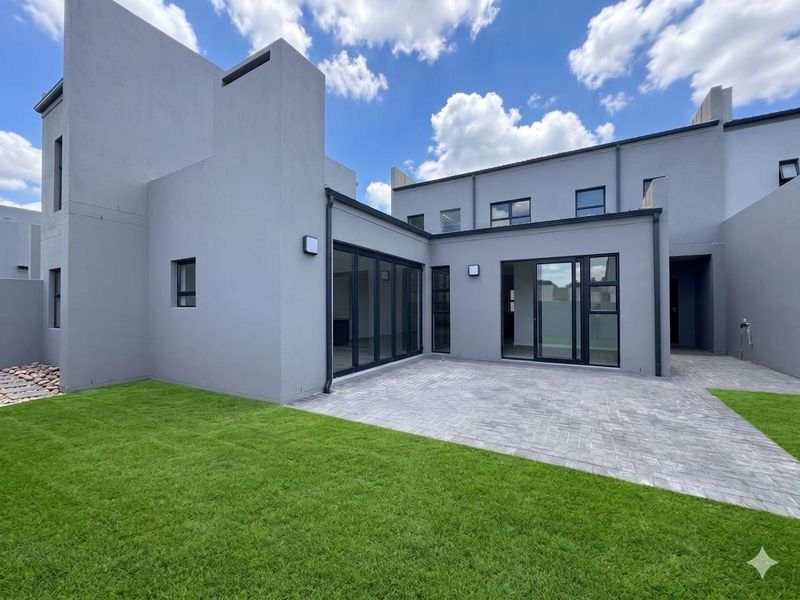 Brand new modern family home - Photo 3