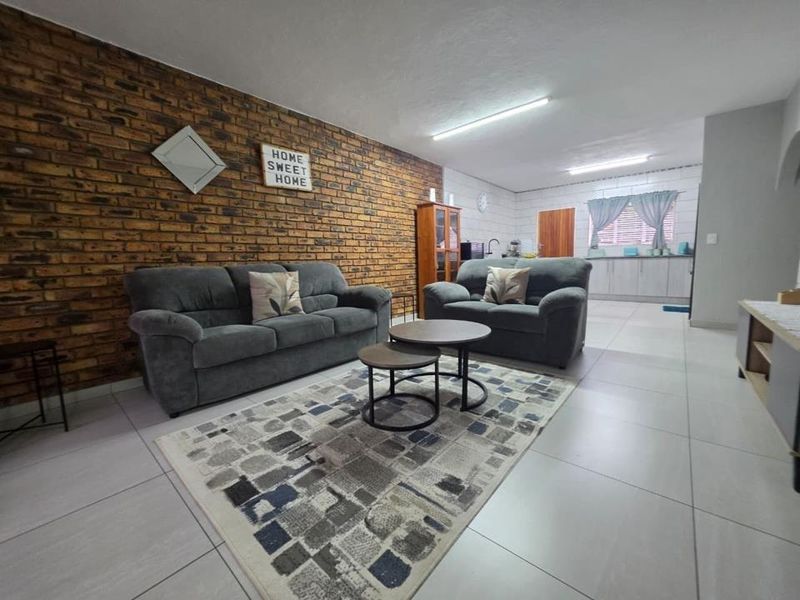 Modern 2 Bedroom Townhouse. - Photo 9