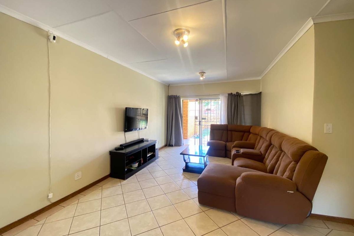 Townhouse for sale in a secured estate. - Photo 4