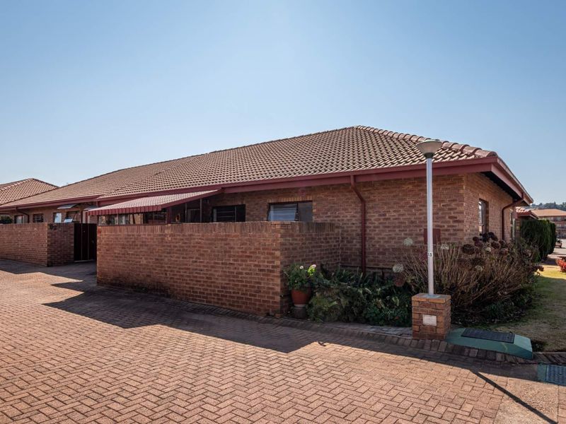 Charming Retirement Living - Photo 3