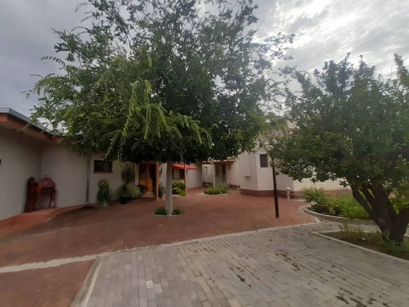 Lovely property with surrounded landscaped gardens and spacious verandas, situated in the outskirts of Omaruru, bordering the Omaruru River. - Photo 6