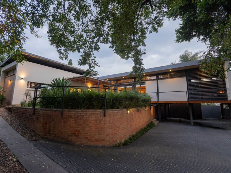 Modern, Private Living in a Prestigious Waterkloof Ridge Street - Photo 6