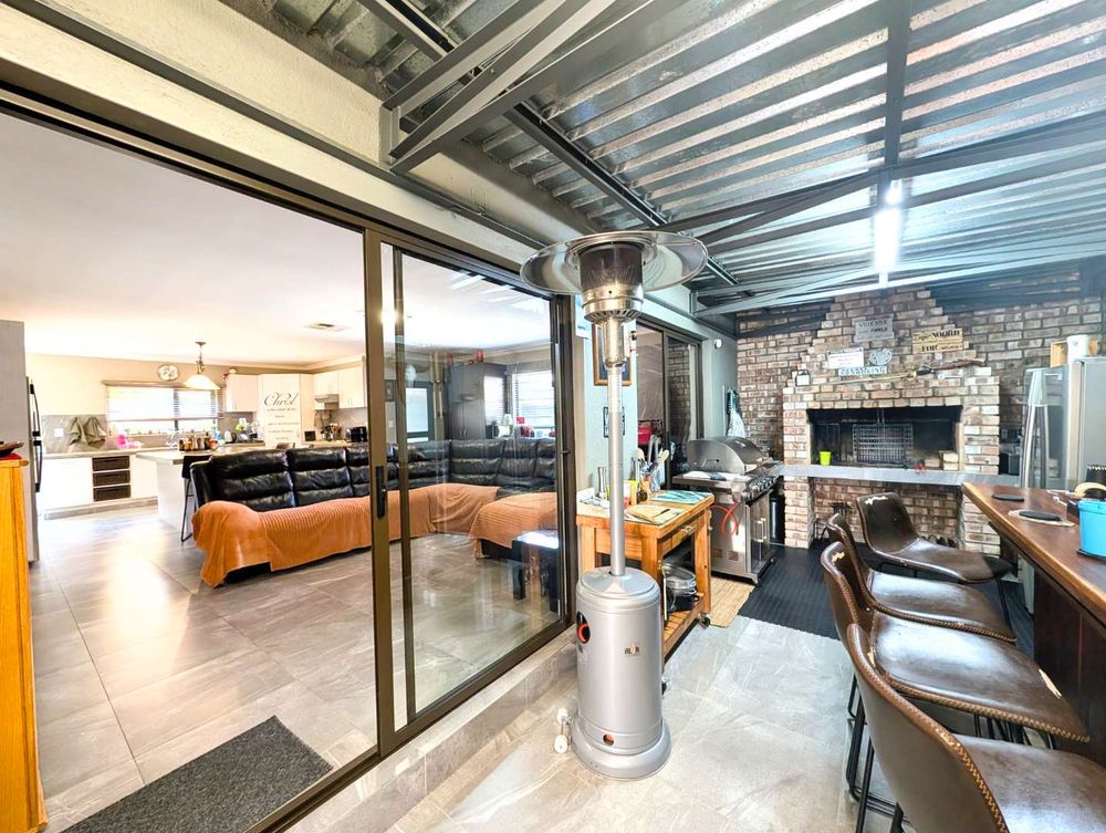 Enclosed outdoor entertainment area combined with the living/family room 