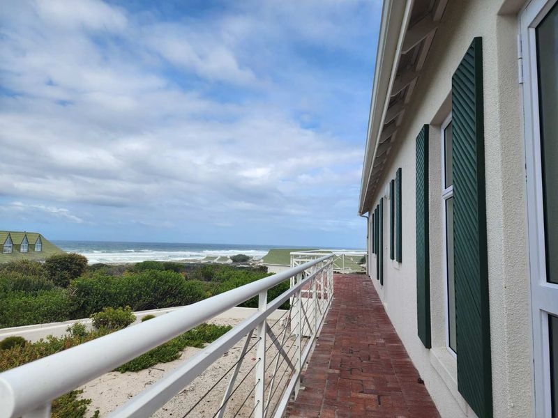 **Modern Coastal Retreat with Unparalleled Sea Views** - Photo 2