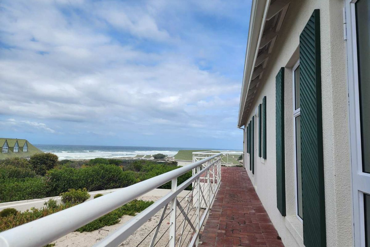 **Modern Coastal Retreat with Unparalleled Sea Views** - Photo 2