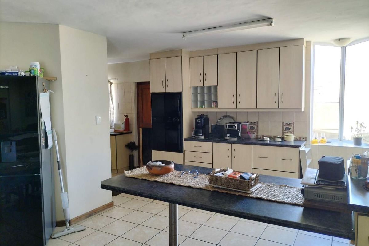 Spacious house with work from home potential - Photo 5