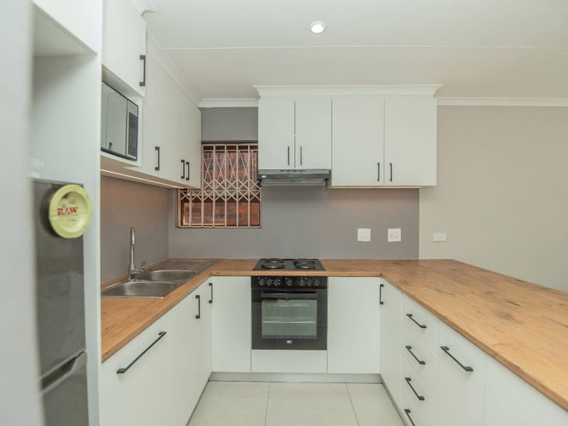 Spacious and Warm - Photo 8