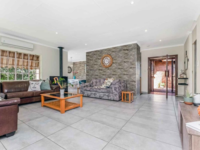 A SINGLE-STOREY FAMILY HOME IN A SECURE CUL-DE-SAC WITH A BEAUTIFUL GARDEN - JUST SOUNDS WONDERFUL - Photo 4