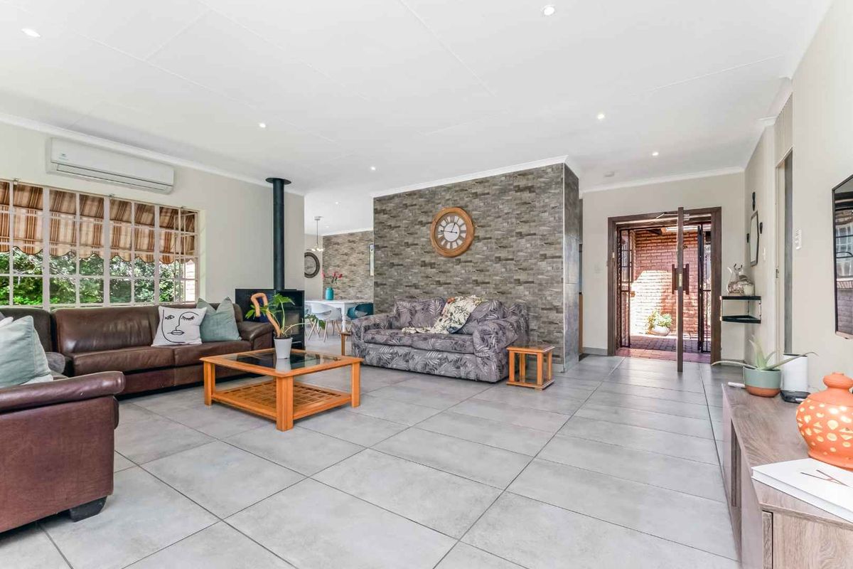 A SINGLE-STOREY FAMILY HOME IN A SECURE CUL-DE-SAC WITH A BEAUTIFUL GARDEN - JUST SOUNDS WONDERFUL - Photo 4