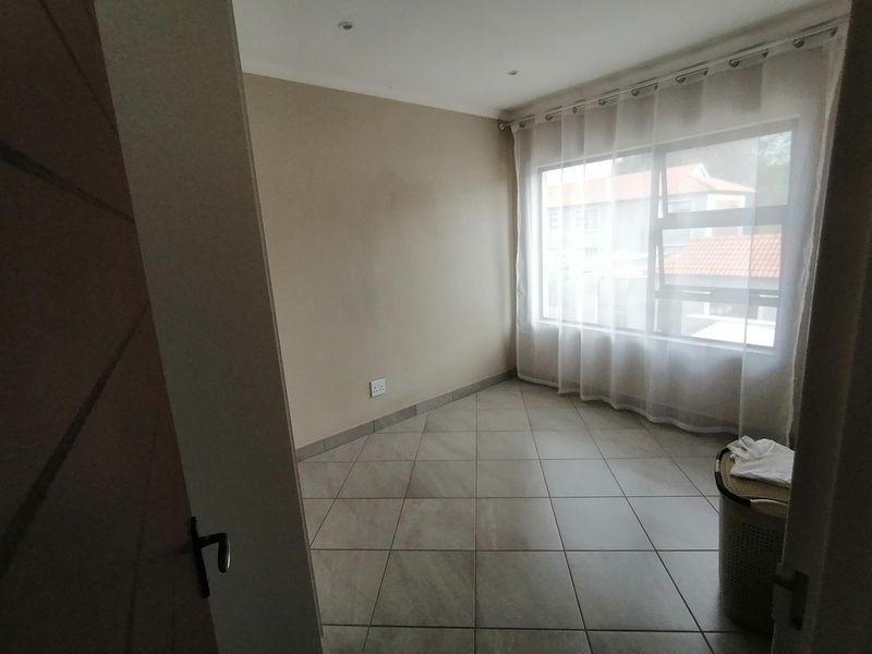 Modern 2-Bedroom Duplex in Prime Location - Photo 9