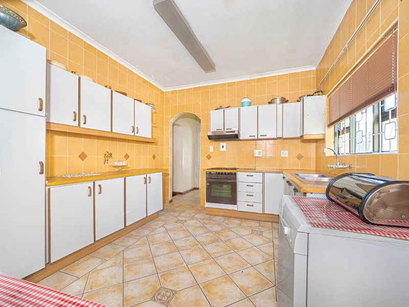 With Table Mountain in sight 5 bedroom,3.5  bathroom plus separate flat & Garage. - Photo 8