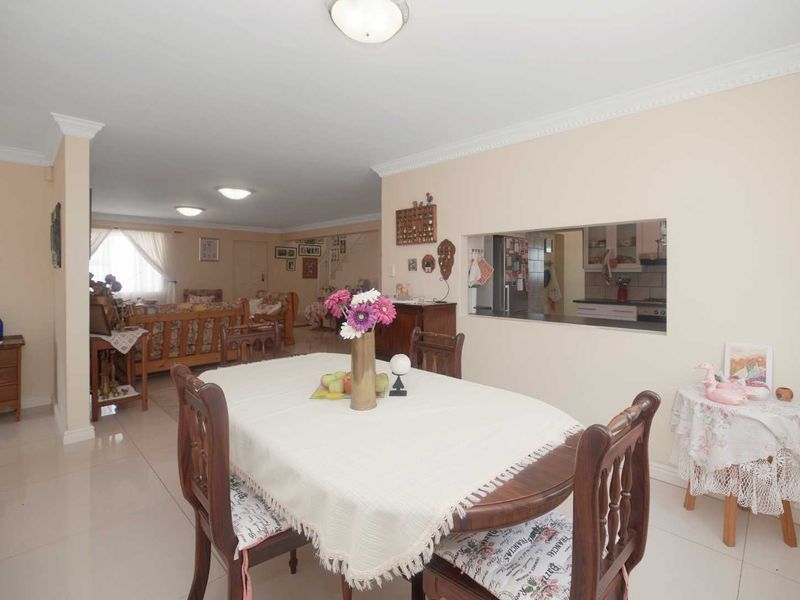 Spacious Double-Storey Home with Sea Views & Entertainer’s Appeal - Photo 10