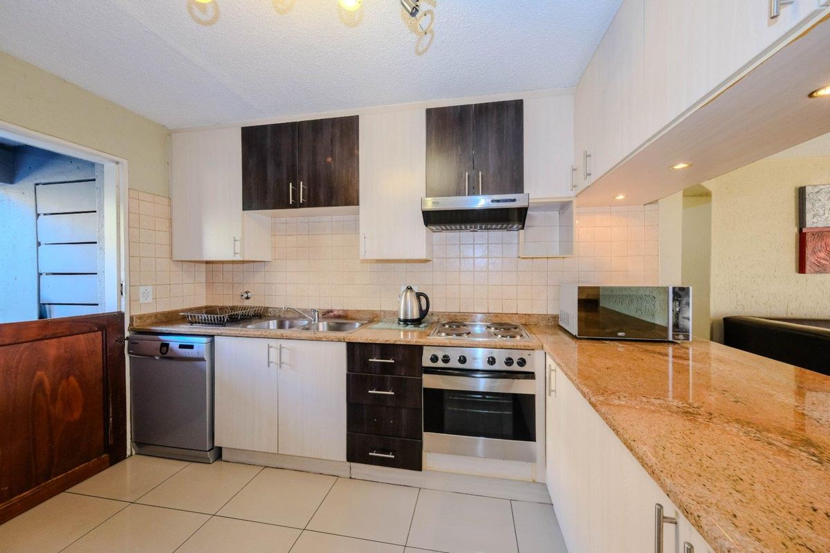 Empty & Urgent! Popular Townhouse Complex on the Ridge Highbury. - Photo 5