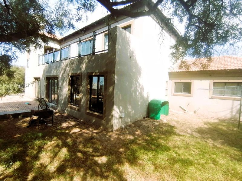 Exclusive Trible storey 4-Bedroom Home in a Secure Estate - Photo 5
