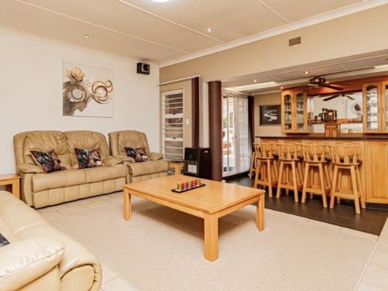 4 Bedroom House for Rent - Photo 5