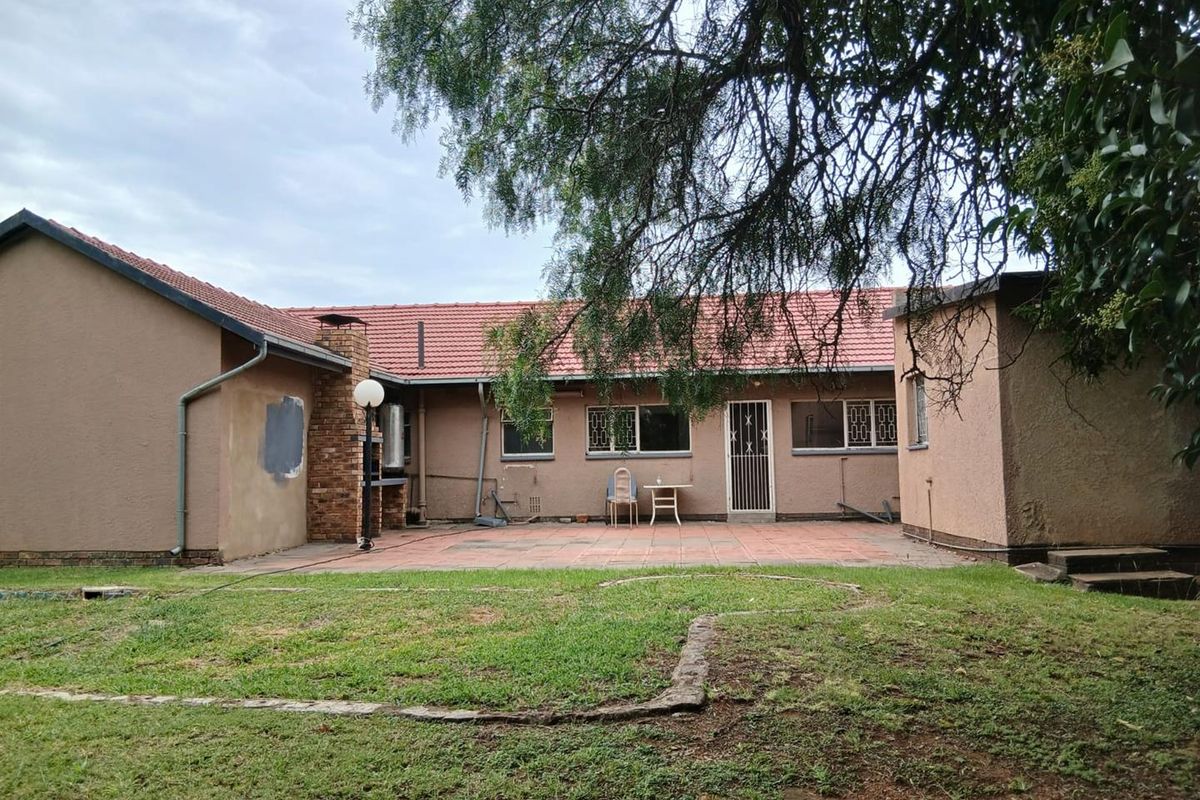 Large Family Home with 2 Flatlets - Photo 2