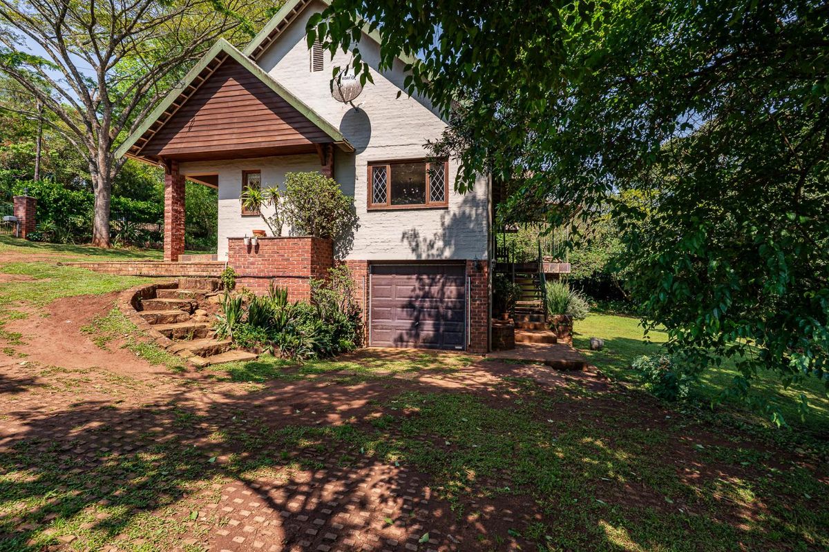 CHARACTER FILLED FAMILY HOME TUCKED AWAY IN A LUSH GARDEN - Photo 5