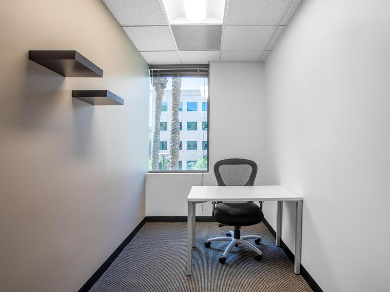 Access professional office space in Regus Craddock Square Rosebank. - Photo 3