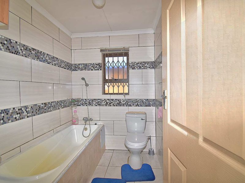 3 Bedroom, 2 Bathroom Home - Photo 9