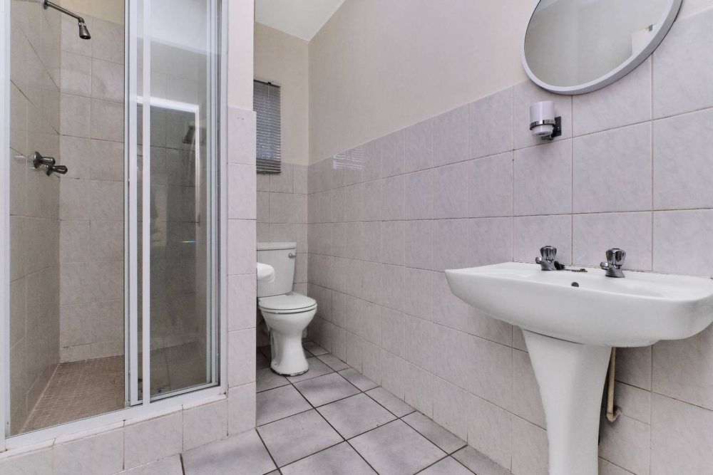 Main-en-suite bathroom downstairs