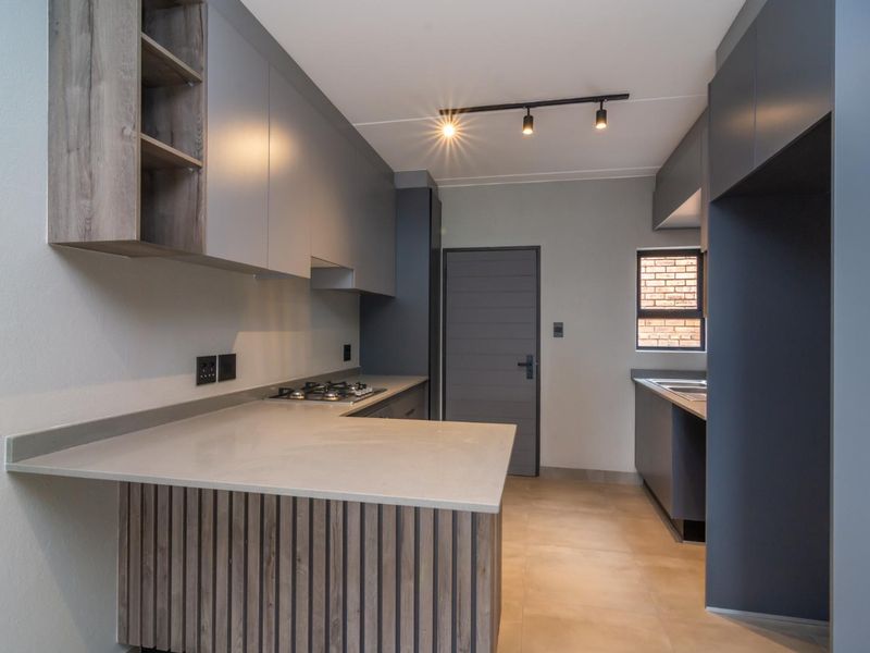 Sleek design and scenic views - 3-bedroom Home in Noordheuwel's Finest - Photo 9