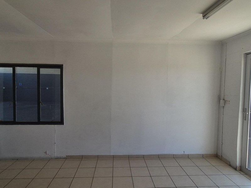 Warehouse with offices to let Southern Industrial - Photo 7