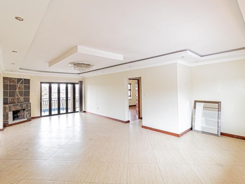 5 Bedroom Double Storey Family Home With pool,Solar & Exceptional Entertainment Spaces - Photo 7