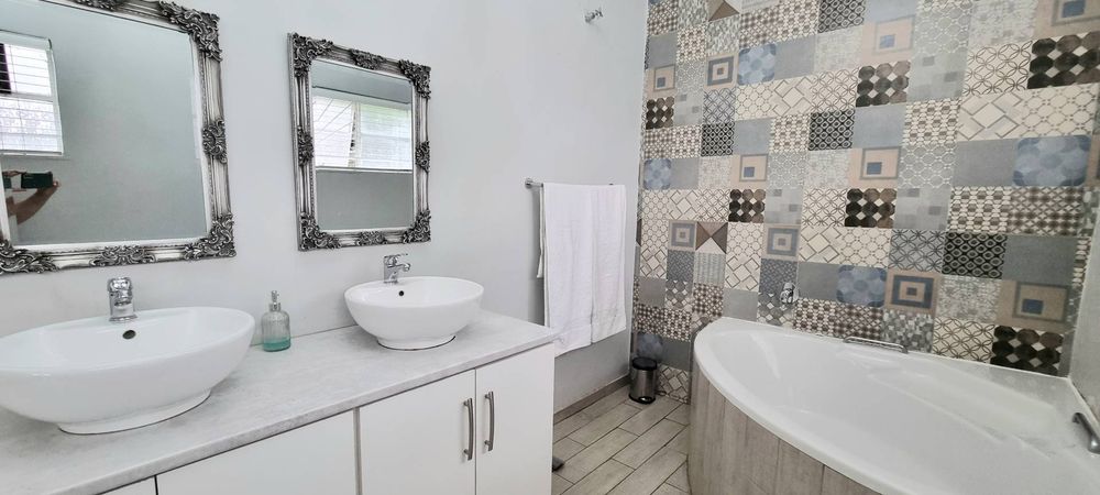 Main bathroom ensuite