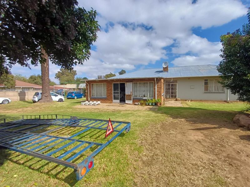 Springs,4 Bedroom with flatlet,pool,massive erf - Photo 8