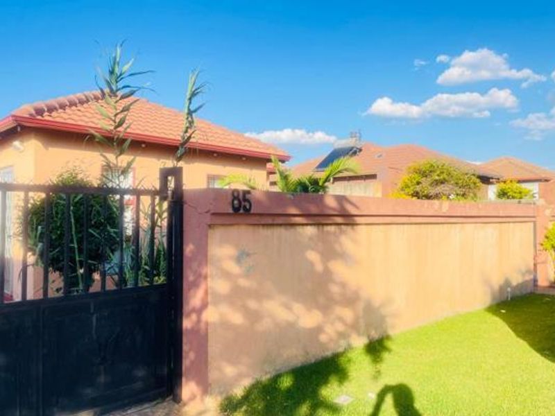 Spacious Family Home with Flatlet for Sale in Goudrand Ext. 3, Roodepoort - Photo 1