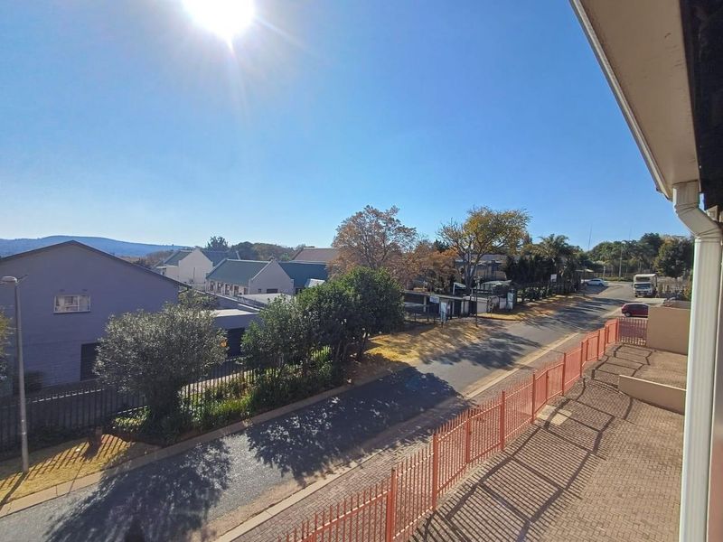 Top-Floor One-Bedroom Apartment with Balcony - Photo 2