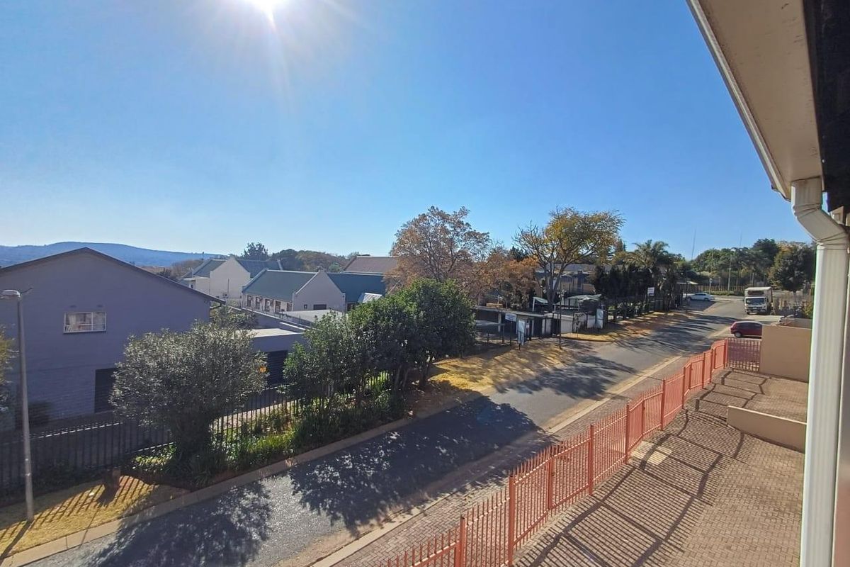 Top-Floor One-Bedroom Apartment with Balcony - Photo 2