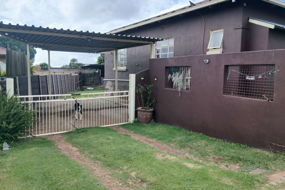 Family Home For Sale with Solar - Photo 2