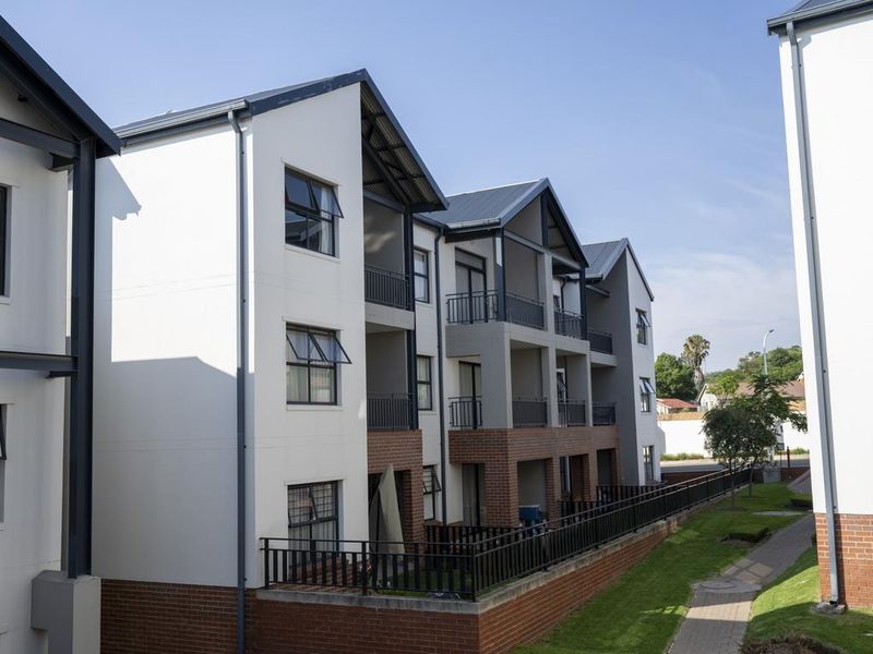 Orchid Ridge: Perfect 1-Bedroom with Balcony Views - Photo 4