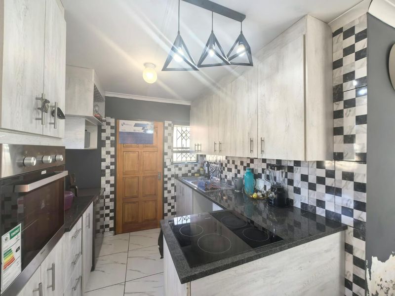 THREE BEDROOM HOME FOR SALE IN SPRINGS - Photo 4
