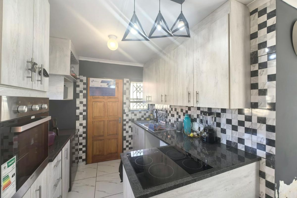 THREE BEDROOM HOME FOR SALE IN SPRINGS - Photo 4