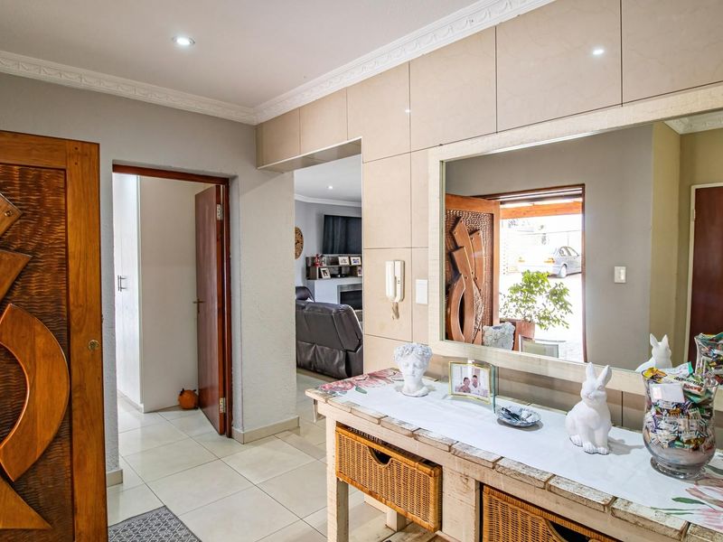 Charming 5-Bedroom Full Title for Sale in Meyersdal's Prestigious Palomino Drive! - Photo 4