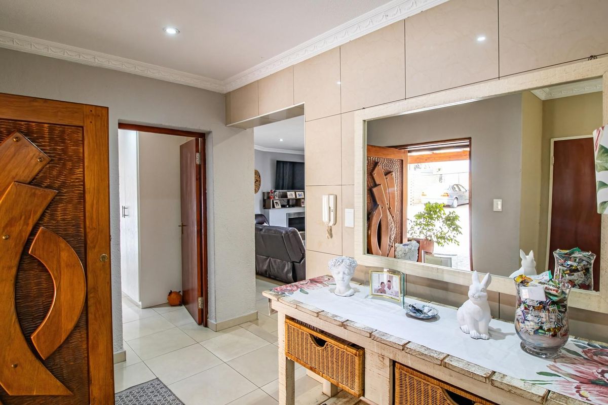 Charming 5-Bedroom Full Title for Sale in Meyersdal's Prestigious Palomino Drive! - Photo 4