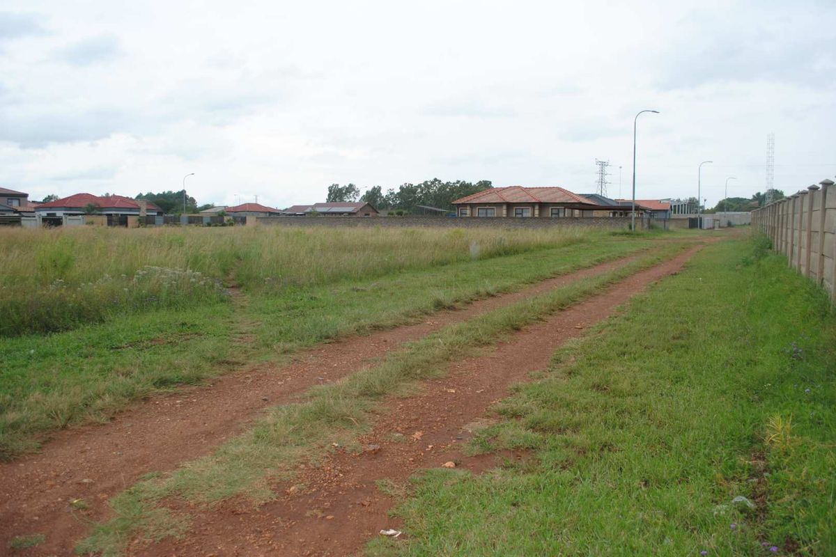 Lovely Prime business site (zoned Business 1) within the up and coming, growing Riversdal - Photo 2