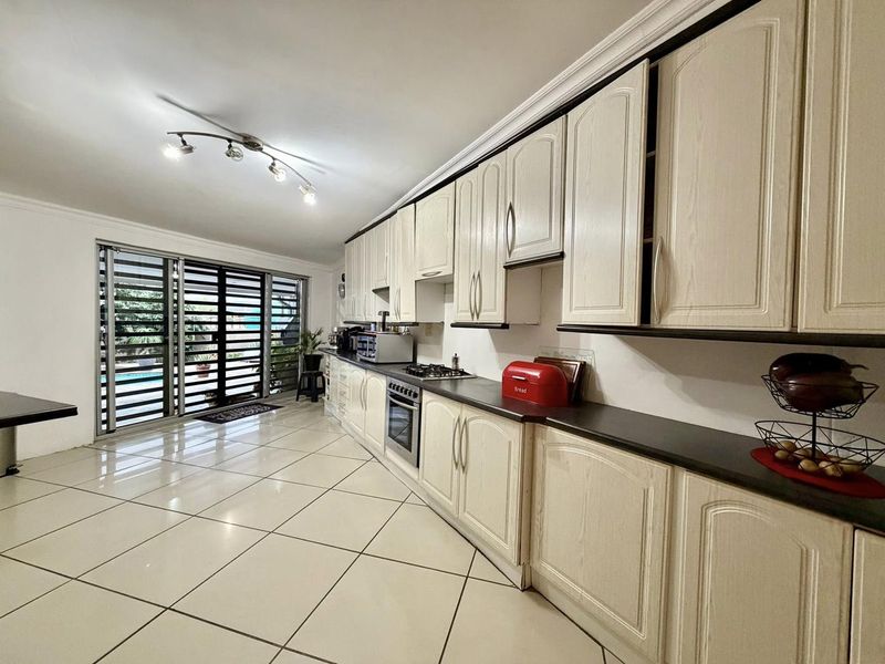 3 Bedroom House For Sale in Tauben Glen - Photo 5
