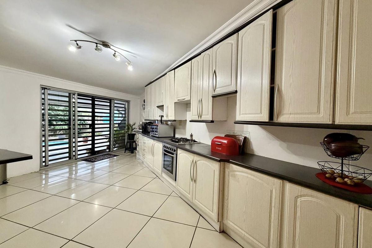 3 Bedroom House For Sale in Tauben Glen - Photo 5