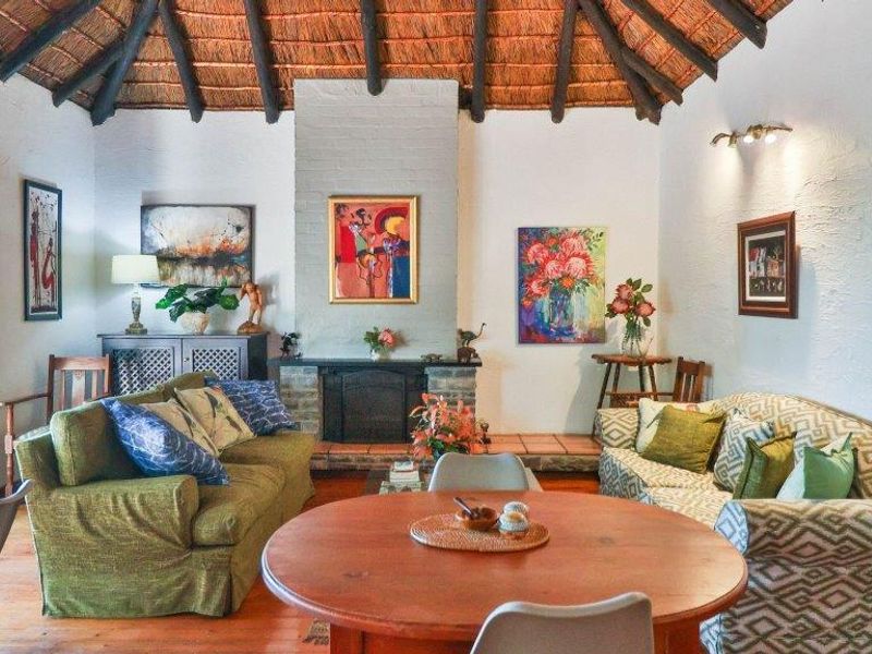 Coastal Charm: Thatched Westcliff Home with 7 En-suites - Photo 8