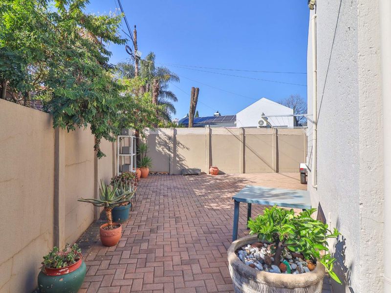 BEAUTIFUL 3 BEDROOM 2 BATHROOM DUET WITH OUTDOOR ENCLOSED ENTERTAINMENT - Photo 9