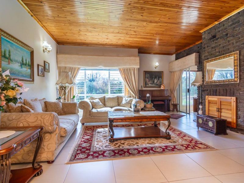 Stunning Family Home in Greenhills - Photo 8